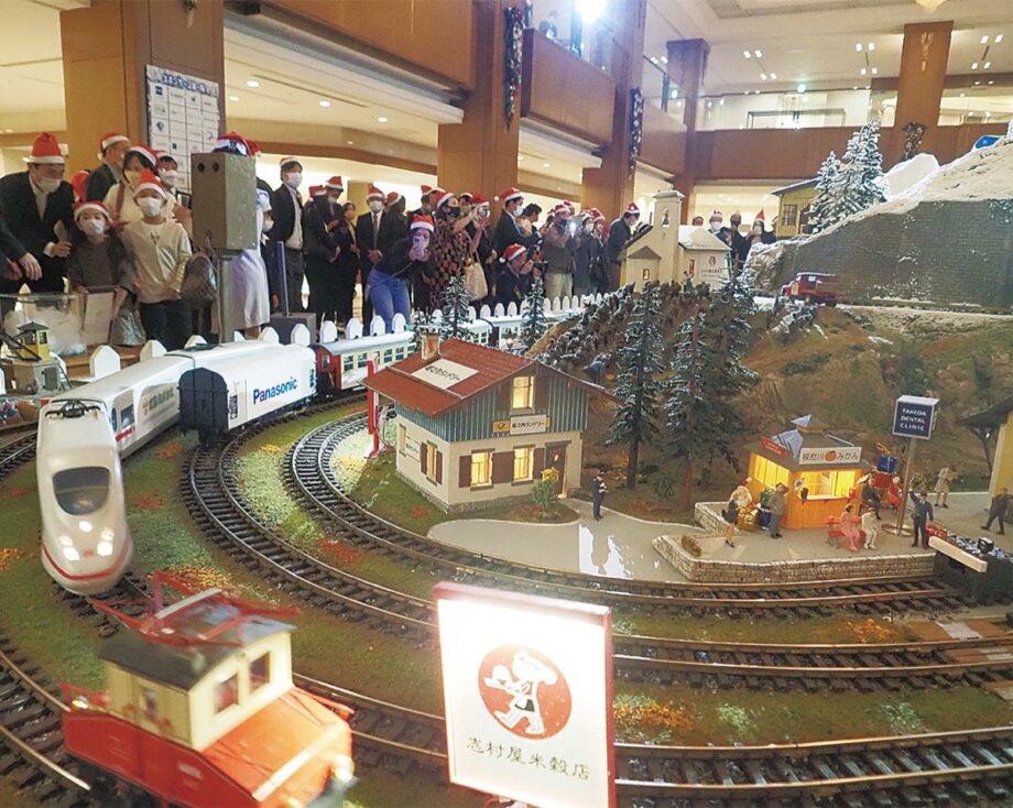 〈ヒルトン小田原リゾート＆スパ〉巨大ジオラマのまちを電車が走る「クリスマストレイン」運行中！
