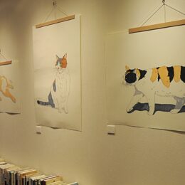 八王子市初沢町の喫茶店「ヴィ・マエストロ」で猫のイラスト展を開催中（11月26日まで）