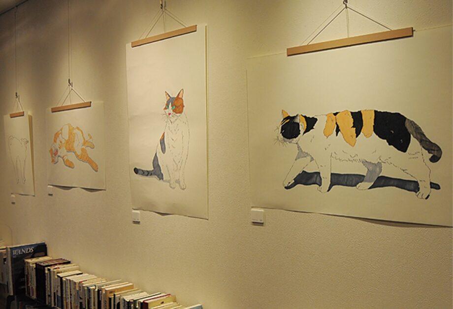 八王子市初沢町の喫茶店「ヴィ・マエストロ」で猫のイラスト展を開催中（11月26日まで）