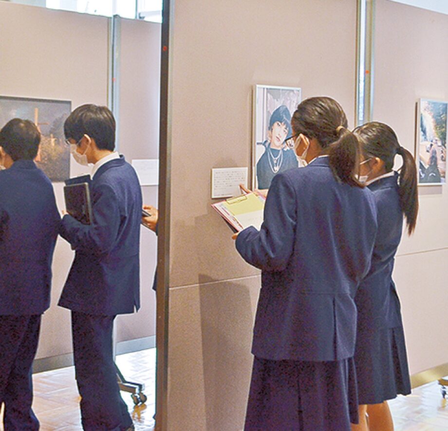 川崎市平和館で女性視点で考える｢非平和｣ 写真展【2022年12月11日まで】約５０点を展示中