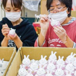 「幸せ運ぶ月のうさぎ」小田原の障害サービス事業所梅香園が干支の張り子人形を制作販売！