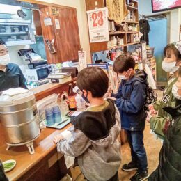 【2022年12月10日】川崎市・鋼管通商店街で「ブツブツ交換」子どもたちによる「放送局」も