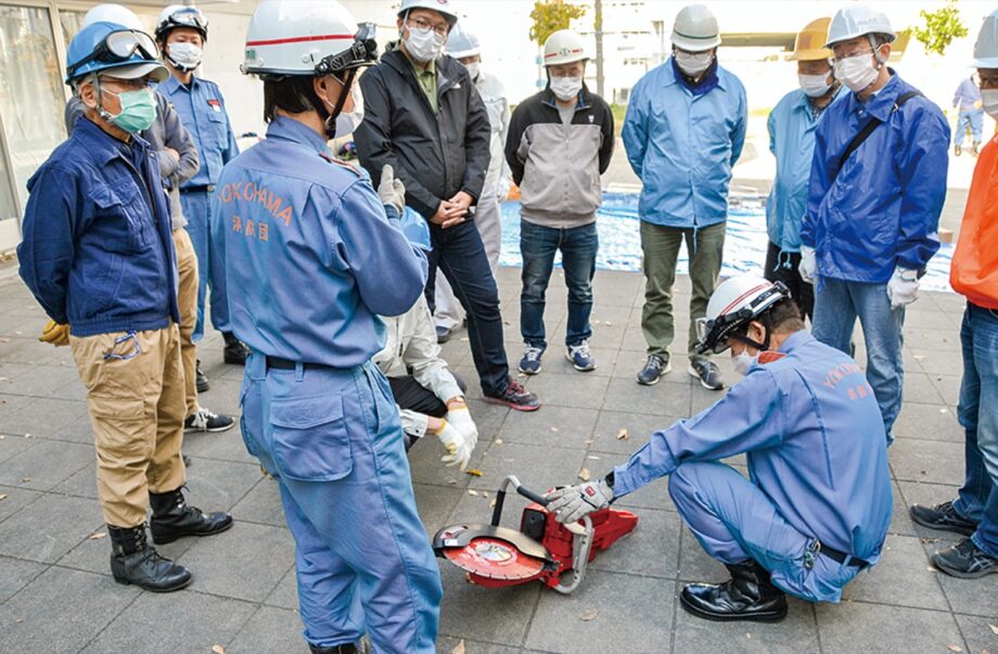 神奈川区の子安小で防災訓練 資機材の取り扱いなど学ぶ