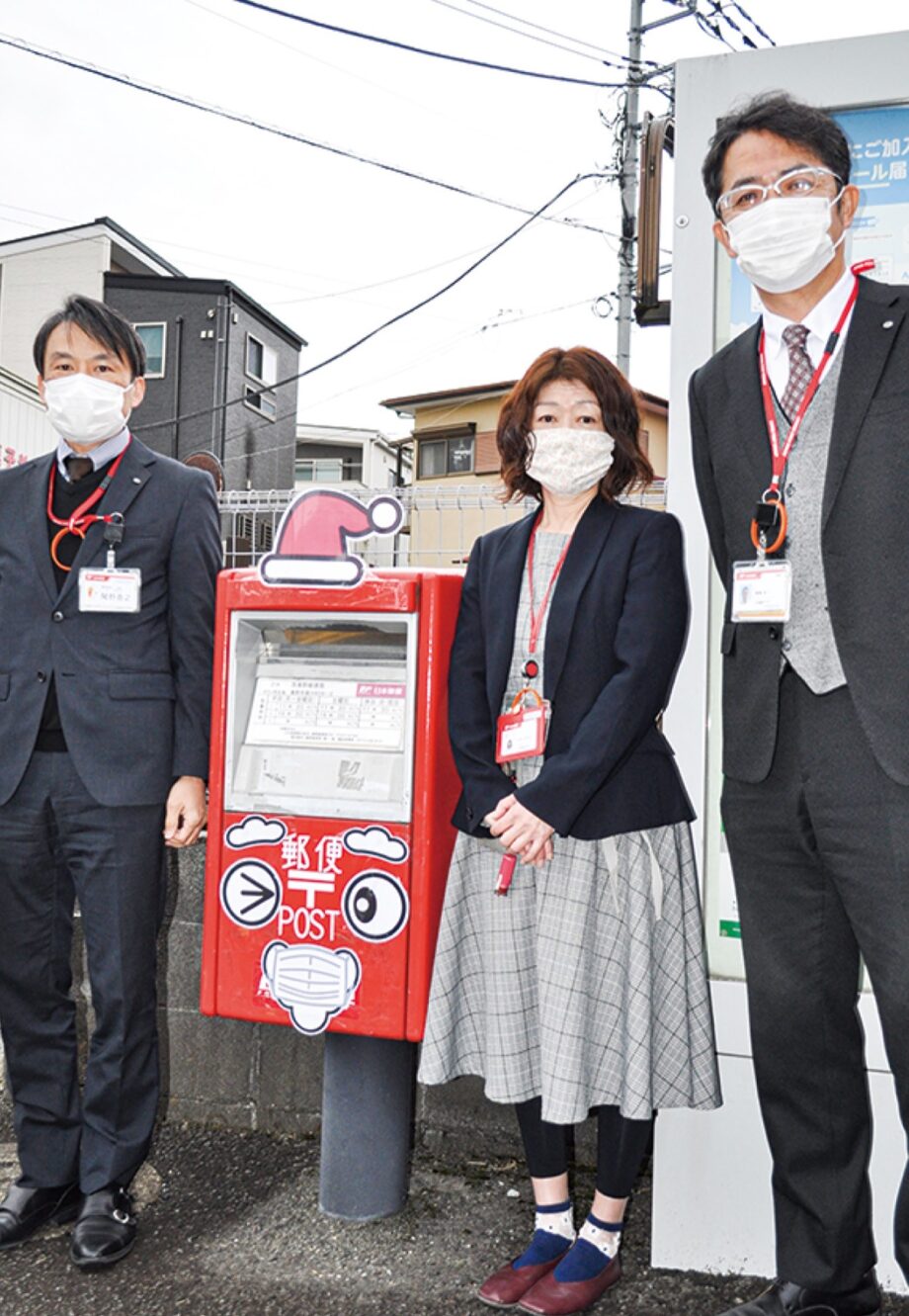 秦野市内14の郵便局前で「サンタポスト」お目見え