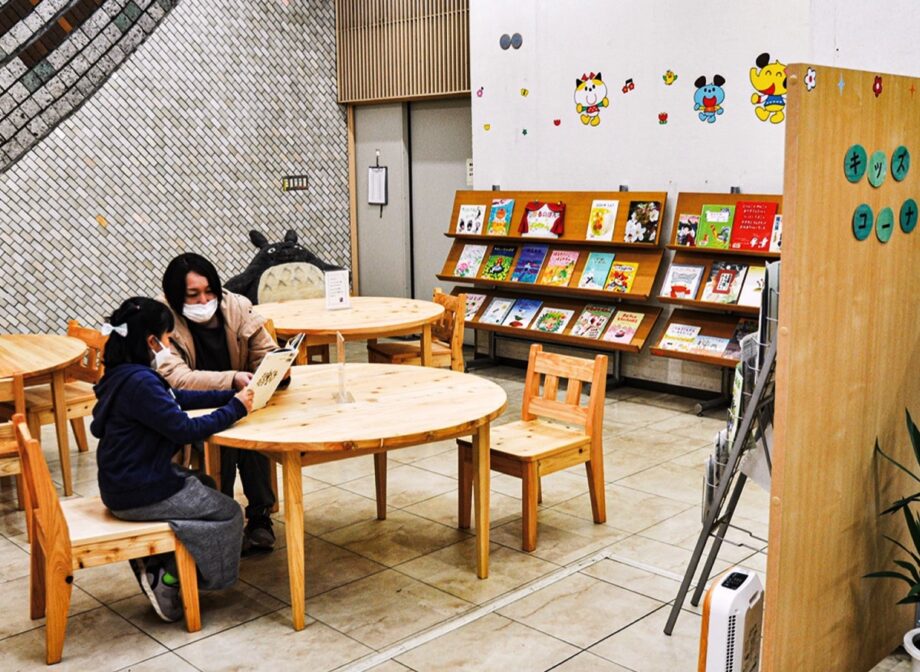 平塚市中央図書館１階ロビーとこども室を親子のくつろぎの場にリニューアルオープン