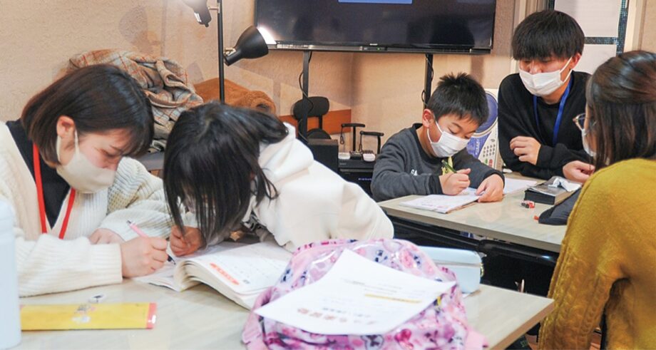 川崎市多摩区で小学校低学年向け「まっち楽習塾」を開始！宿題の悩みを学生が解決！
