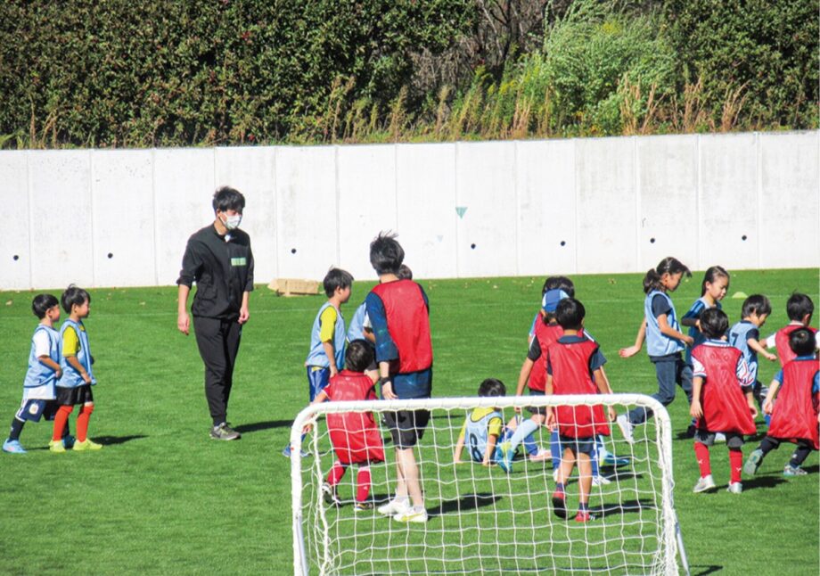 保土ケ谷公園の天然芝でサッカー教室　本場仕込みの技術を伝授
