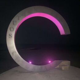 【ピンクシャツデー茅ヶ崎】サザンビーチの茅ヶ崎サザンCがピンクにライトアップ