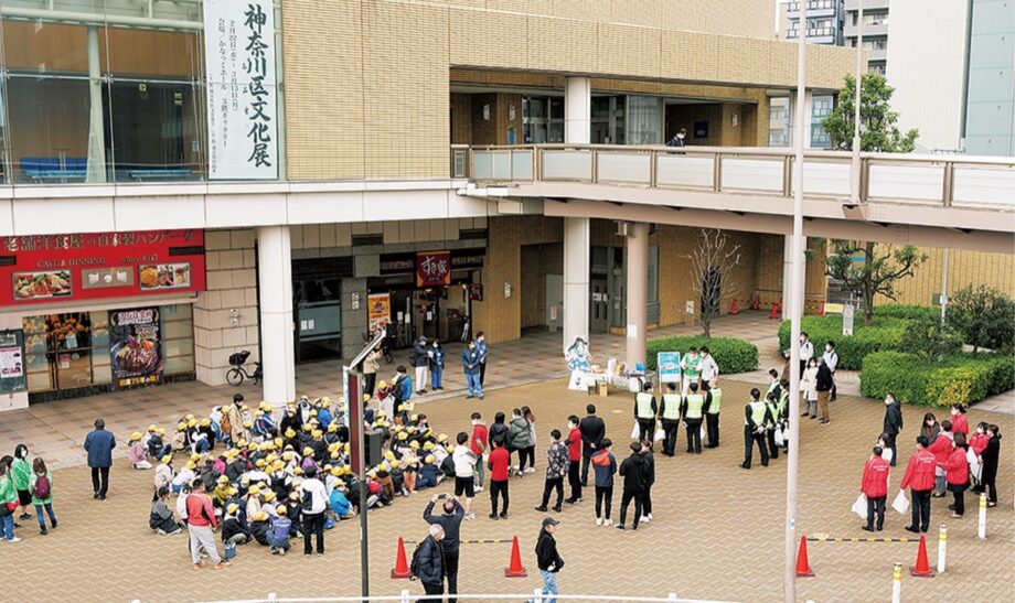東神奈川駅前清掃 約200人でごみ拾い かなっくリーンが６回目