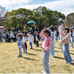【平塚市総合公園】インクルーシブ遊具整備で「こどもクリニックどうかい　みんなの広場」オープン