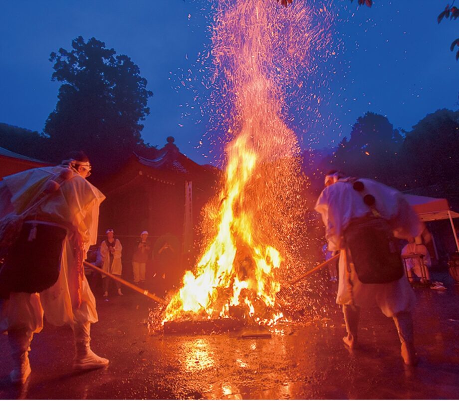 ＜3月18日開催＞厚木市の七沢観音寺で火の粉舞う幻想的な法要が行われる
