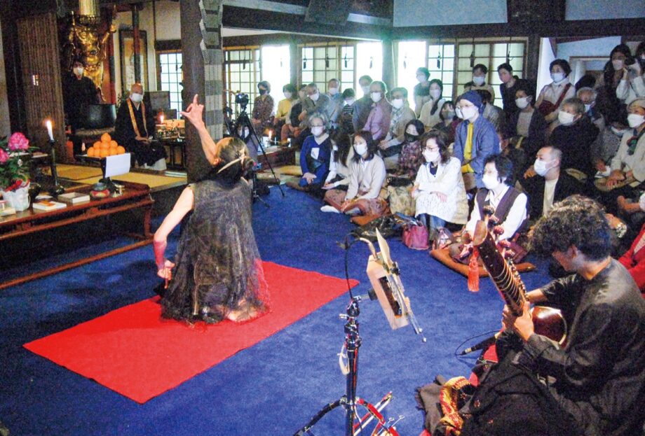 川崎市宮前区の等覚院で「花まつり」石井則仁さんが舞、シタール奏者の田中悠宇吾さんが演奏