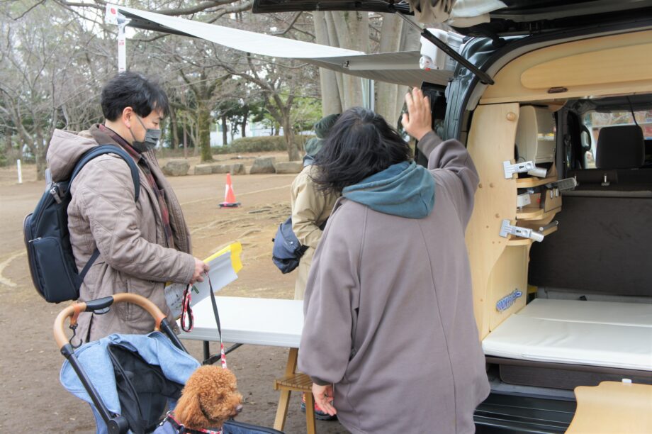 スタッフに熱心に話を聞く来場者