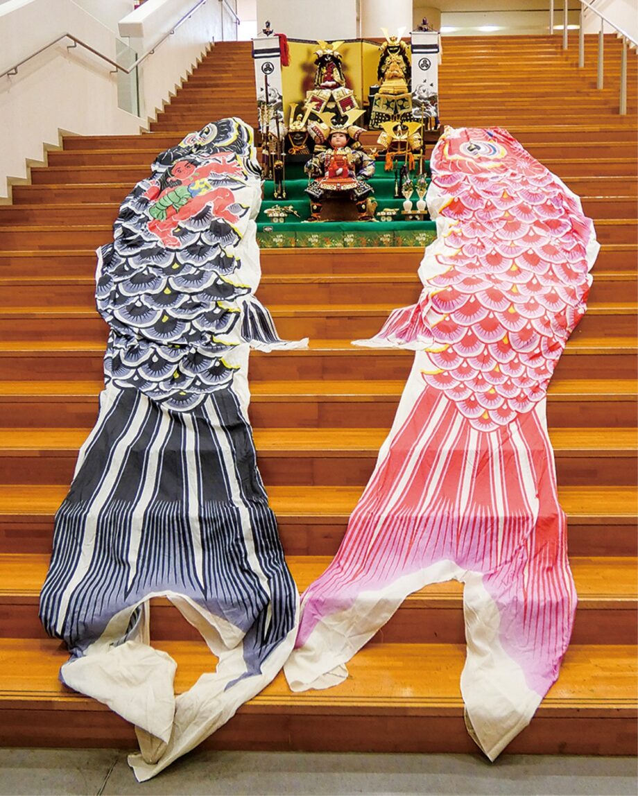 （5月5日まで）大階段に鯉のぼりとが月人形が展示中＠秦野赤十字病院