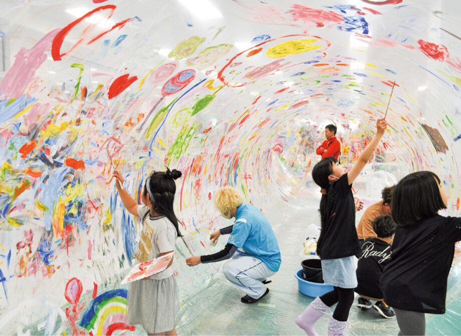 イオン秦野ショッピングセンターに「巨大バルーン」(５月１日まで展示)