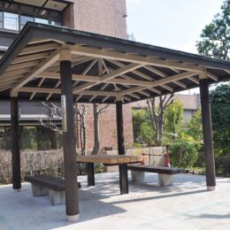 憩いのひとときを～川崎市麻生区役所の中庭の改修工事が完成！東屋もリニューアル！