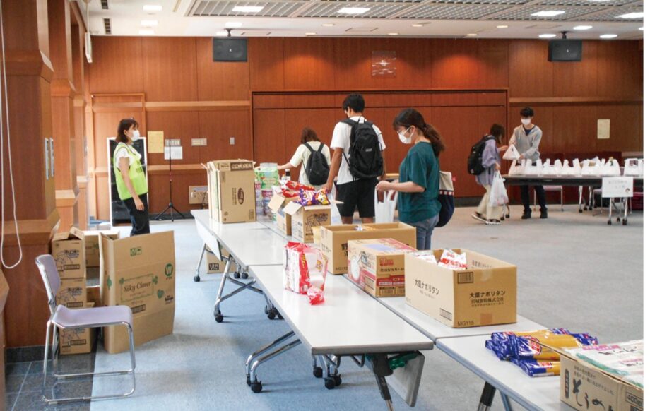 （伊勢原シティプラザ１階）ひとり暮らしの大学生を応援　食料品を無料で配る（６月17日）