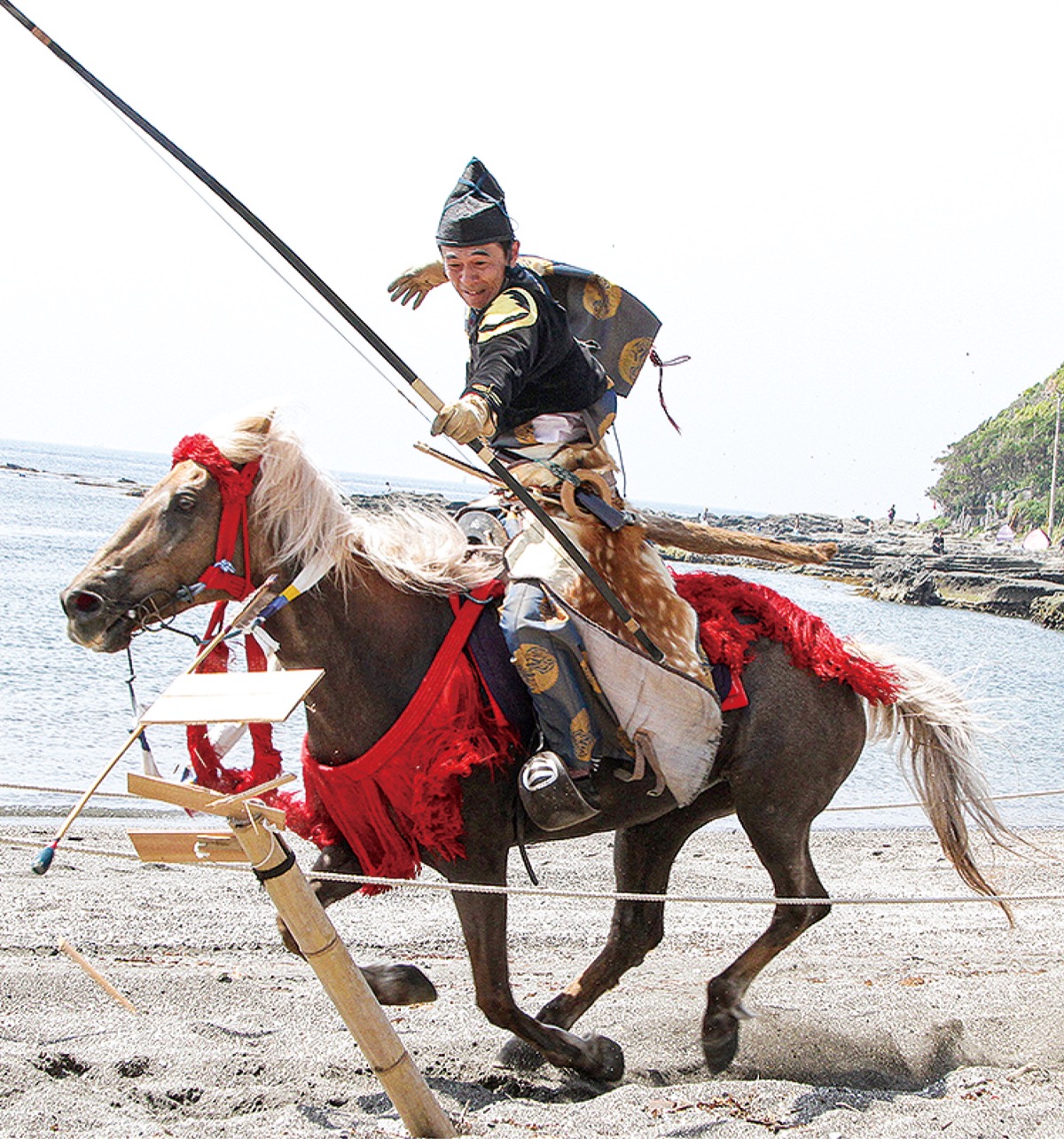 三浦市】第46回・「道寸まつり」三浦荒井浜海岸で”騎馬武者”が妙技披露