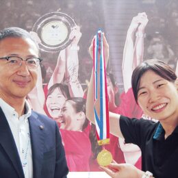 女子バレーNECレッドロケッツの優勝を祝い武蔵小杉駅を写真で装飾【６月30日まで】