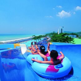 【大磯ロングビーチ現地レポ・2023】絶景プールで過ごす、心躍る夏到来！BBQやサウナなど大人な夏も満喫