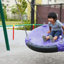 【茅ヶ崎の公園レポ】浜見平「しろやま公園」に２歳の子どもと遊びに行ってみた！駐車場やインクルーシブ遊具をレポートします
