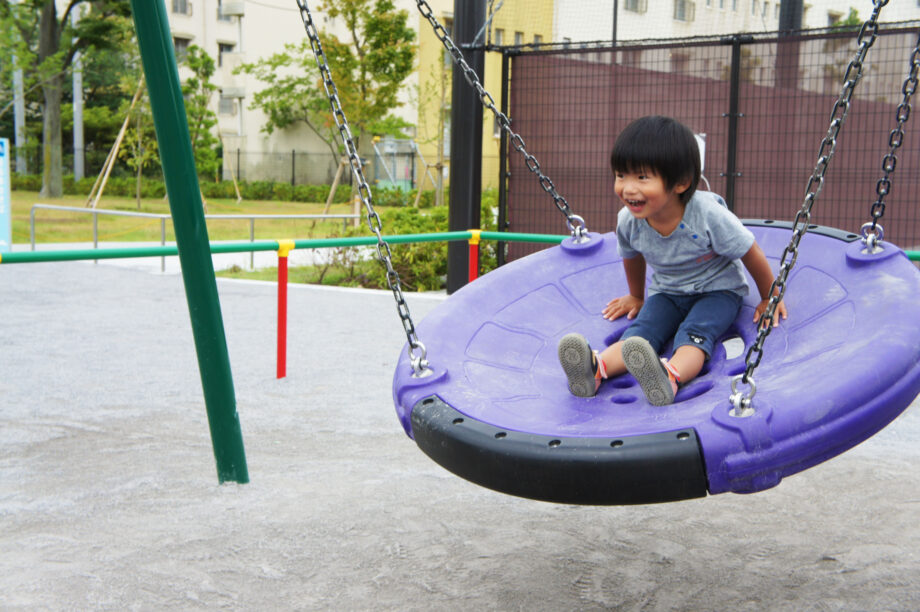 【茅ヶ崎の公園レポ】浜見平「しろやま公園」に２歳の子どもと遊びに行ってみた！駐車場やインクルーシブ遊具をレポートします