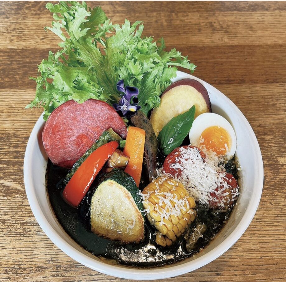 【8月1日から八王子の「奥芝商店」で販売】家政学生が「黒い」スープカレーを開発
