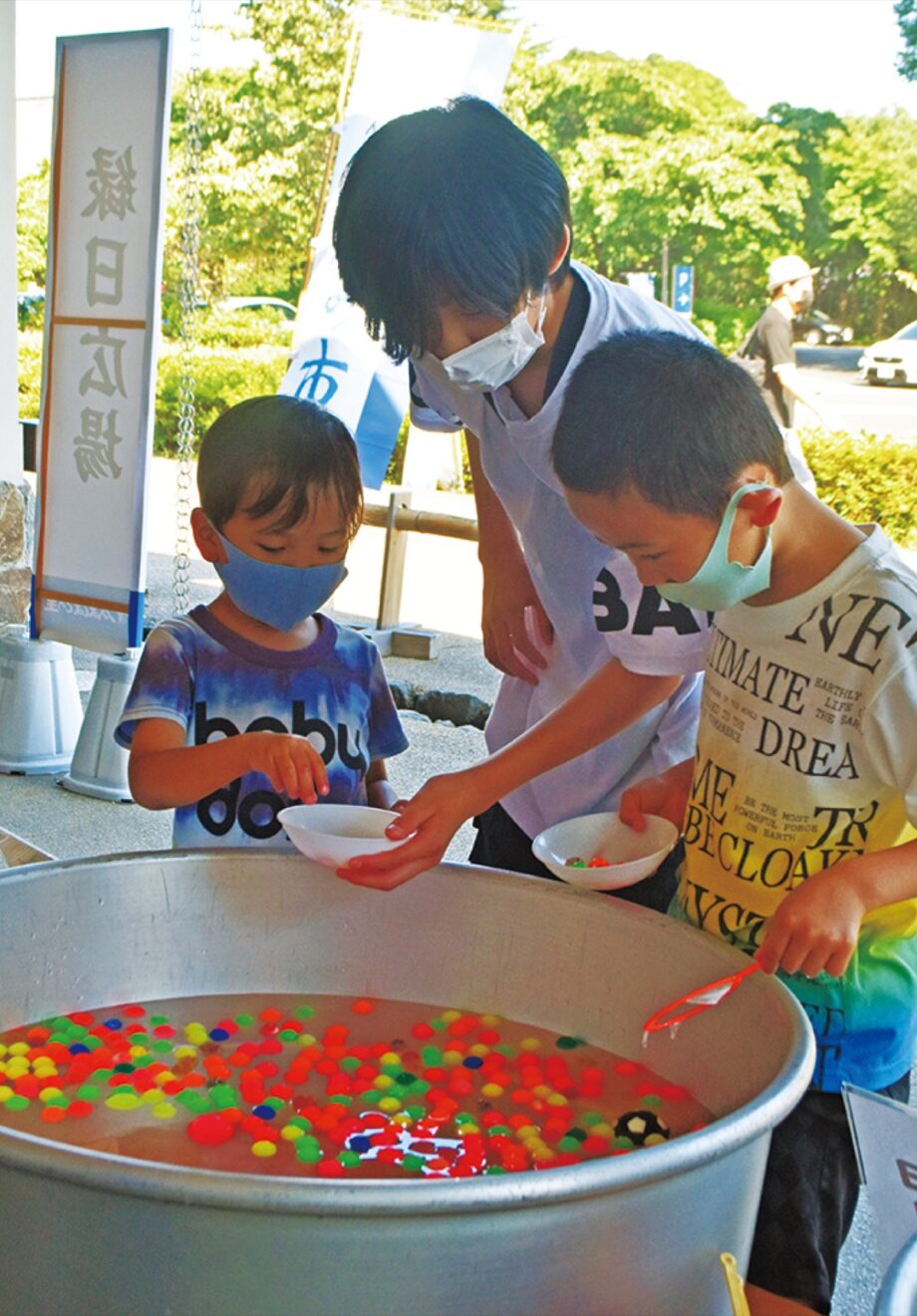 〈小田原・鈴廣かまぼこの里〉親子で楽しむ「夏の市」開催中！「おしごとたいけん」や縁日など
