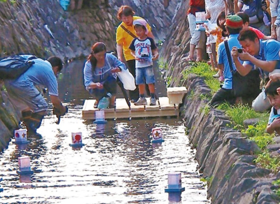 川崎市平和館と二ヶ領用水で４年ぶり「平和をねがう灯ろう流し」【８月31日】保育園児らが参加