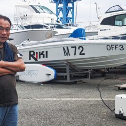 箱根町・芦ノ湖で開催のパワーボートレース「水上のＦ１」に真鶴町のチーム「リキレーシング」が出場！