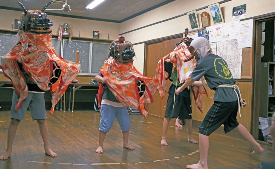 地元の児童４人が挑戦～川崎市宮前区・菅生神社例大祭で伝統芸能「初山の獅子舞」披露【10月１日】