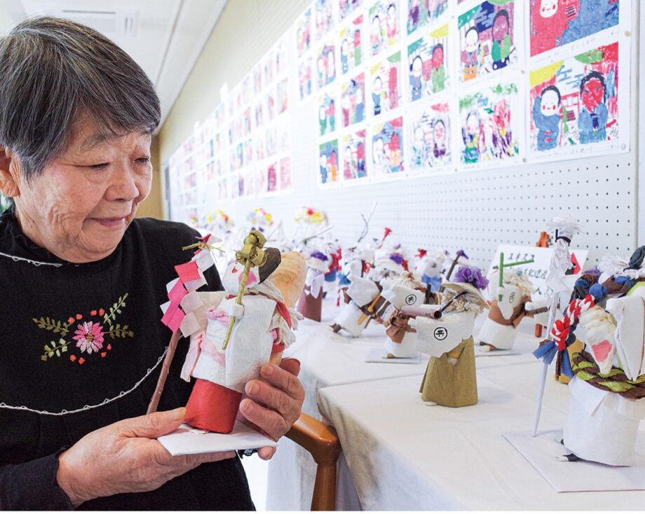 山北町の人形作家・露木盛枝さんによる和紙人形展「山北のお峰入り」の和紙人形６０体展示