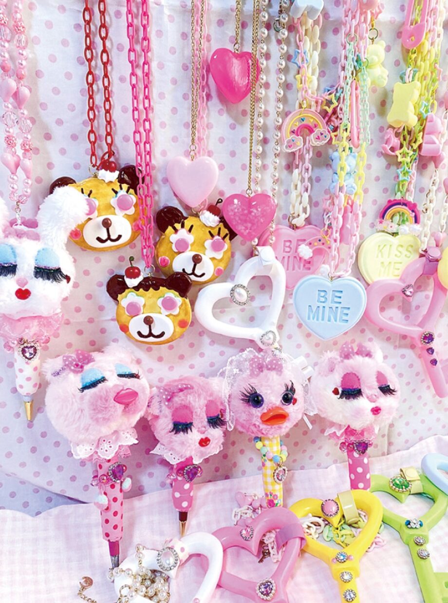 「Tomo作品展」関内駅地下通路のショーウィンドウで