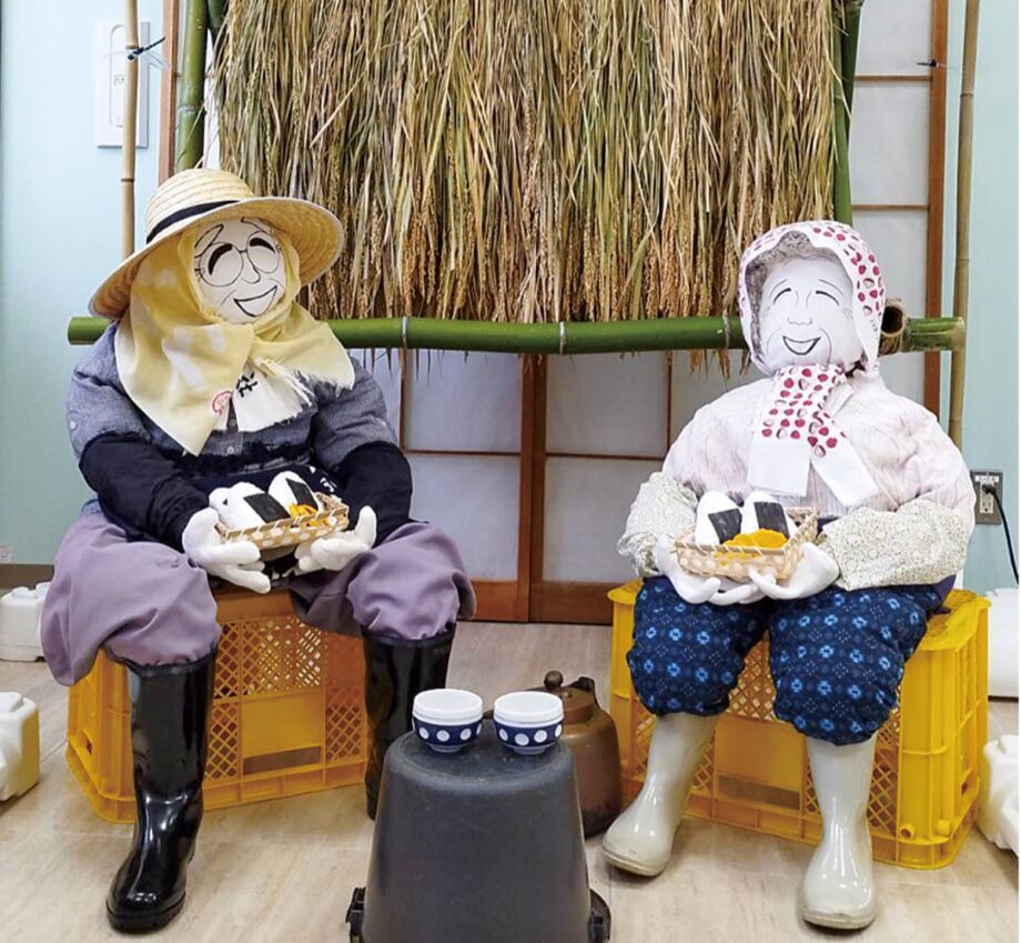（ＪＡあつぎ南毛利支所 ）稲刈りの夫婦かかし展示中　