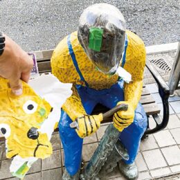 横須賀中央の銅像ーいたずらにめげないー修復作業イベント化「終わりのない戦い」に挑む