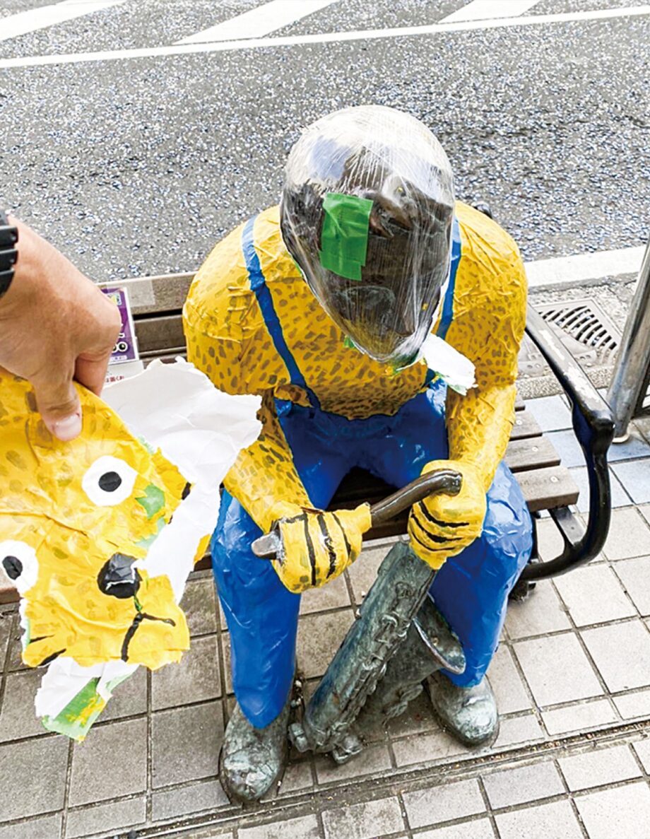 横須賀中央の銅像ーいたずらにめげないー修復作業イベント化「終わりのない戦い」に挑む