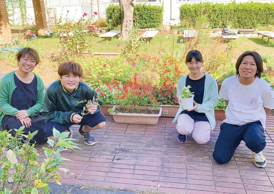 横浜市上瀬谷小学で校草花の魅力伝える「フラワーフェスティバル」児童が考案した花に関連する”ミニ屋台”　紙芝居、輪投げ、スタンプラリーなど