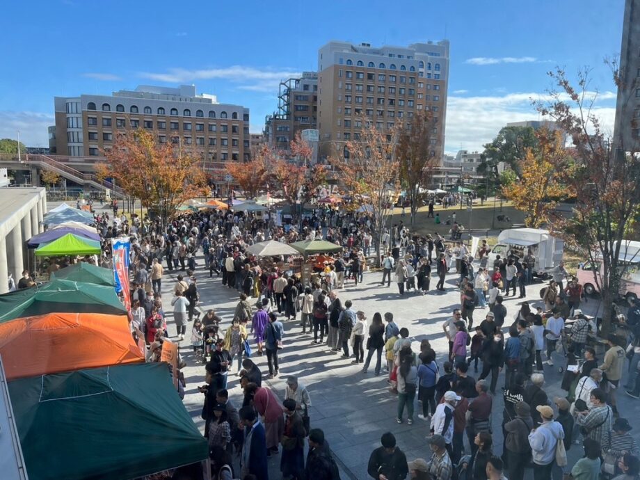 市役所前広場に並ぶパン屋のテント。焼きたての香ばしい香りが漂う。