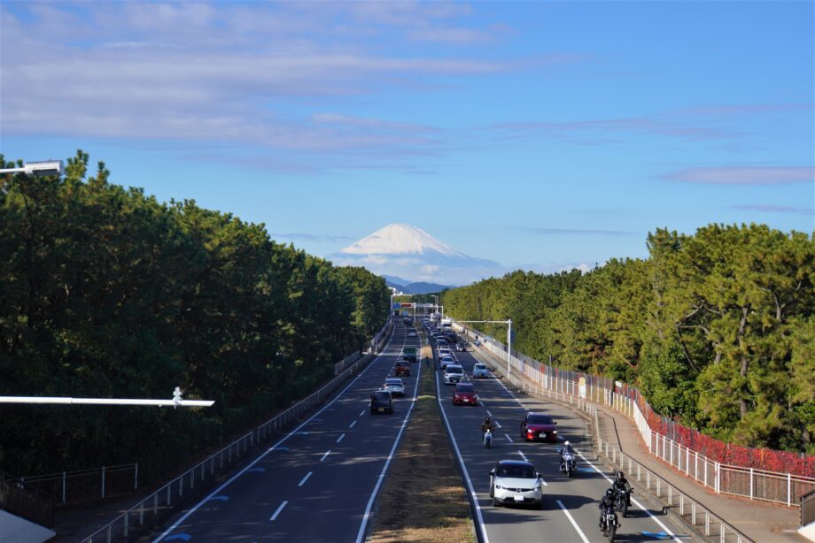 国道134号の正面に富士山が見える第一中学校入口交差点