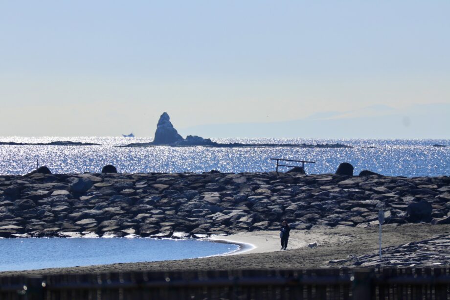 冬の茅ヶ崎ヘッドランドビーチと烏帽子岩