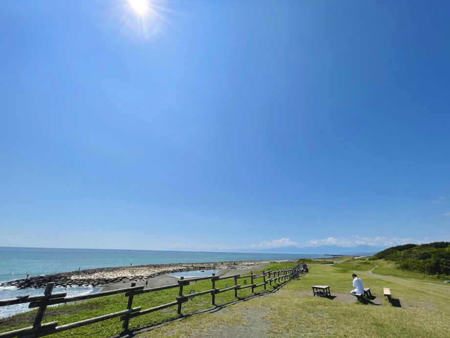 柳島海岸にはベンチが設置されており地元の方の憩いの場所になっています。
