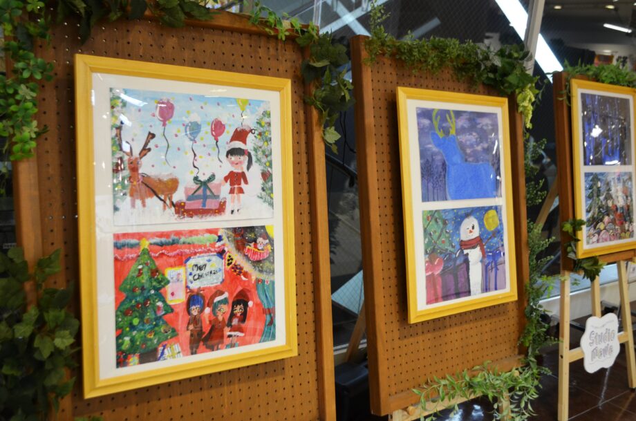 相模原市緑区のミウィでクリスマスをテーマにアトリエMEGUの先生と生徒の合作作品を展示しています