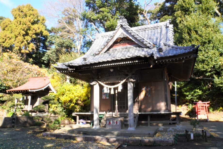 甘沼八幡大神（八幡神社）は森の中にひっそり佇む風情ある神社です。
