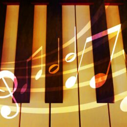 相模原市南区にある相模の大凧センターに、自由に演奏できる「だれでもピアノ」が設置