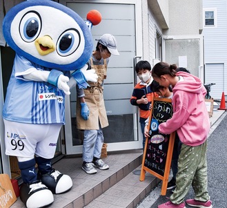 横浜市西区の宮谷小4年4組、店頭ボードで魅力発信