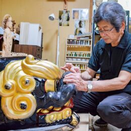 三浦市海南神社　夏例大祭”よみがえる一対の獅子頭”仏師・梶谷さんが修復
