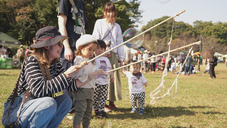 会場には多くのお子様連れの姿が。小さな子も楽しめるワークショップが多く用意されているのもこのイベントの魅力の一つだ