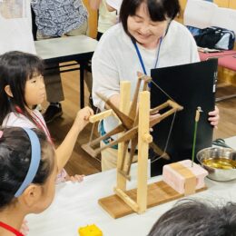 １つの繭からとれる糸の長さはどれくらい？ゆかりラボ純水館研究室が茅ヶ崎ゆかりの人物館で座繰り体験会