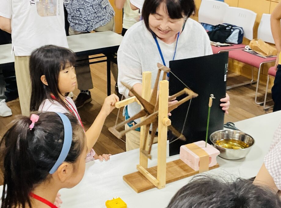 １つの繭からとれる糸の長さはどれくらい？ゆかりラボ純水館研究室が茅ヶ崎ゆかりの人物館で座繰り体験会