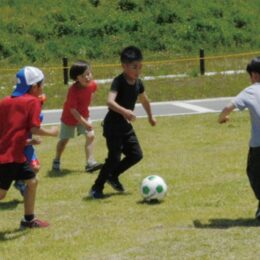 藤沢市内の天然芝のグラウンドでサッカーを楽しむキッズ向けイベント「ちびっこひろば」と「公園の天然芝で英語＆サッカーを楽しもう！」